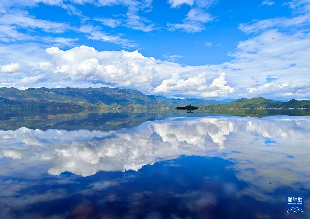 Mountains and clouds reflected in a lake in Yunnan