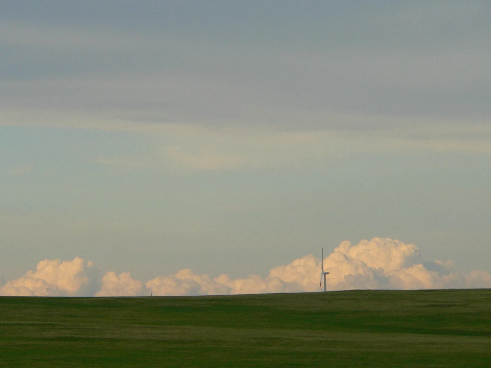 Open Hulunbuir grasslands beneath low clouds